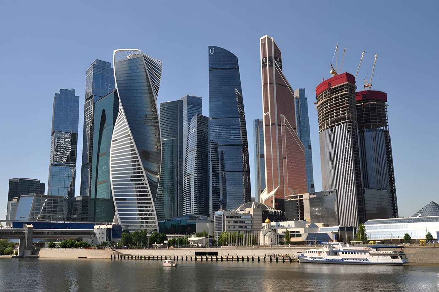 Фасад здания башня Федерация, вид со стороны набережной