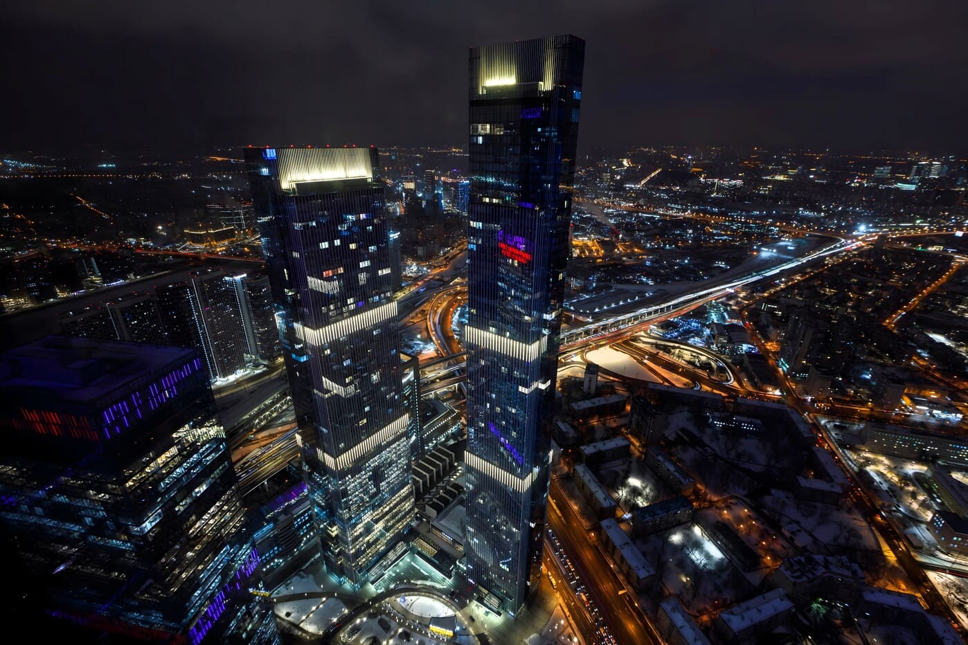Фото: Офис 350 кв.м. в МФК Федерация-Восток в длительную аренду. Вид из окна в темное время суток.